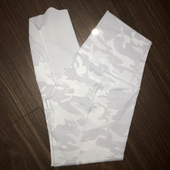 Lululemon Wunder Under Scallop 23” - Picture 2 of 5